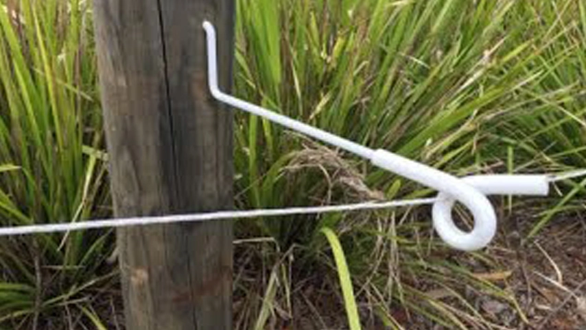 電気フェンスオフセットピグテールポストインシュレーターウッドポストファームフェンシング